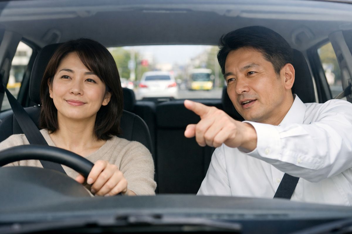 標識とミラーと車線を順に確認しながら落ち着いて一定速度で走れている練習の成果が伝わる場面