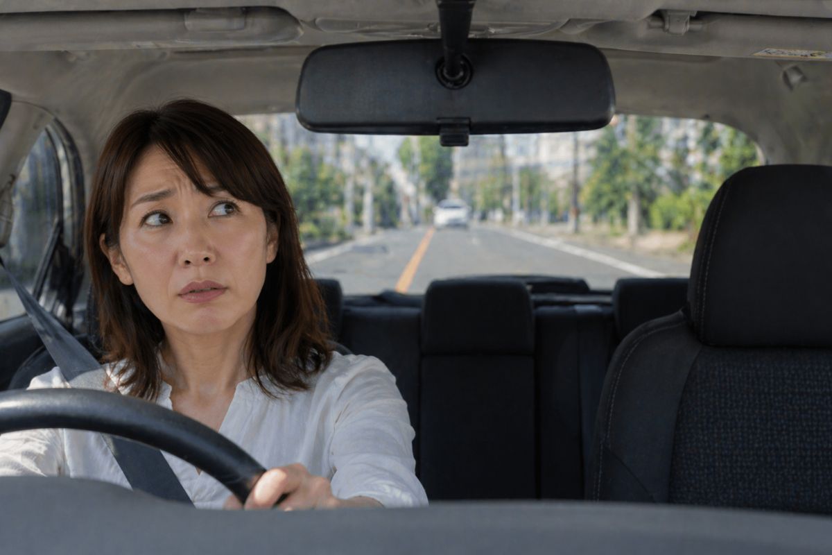 後ろの車が気になりミラーと前方を行き来して不安になっている運転状況