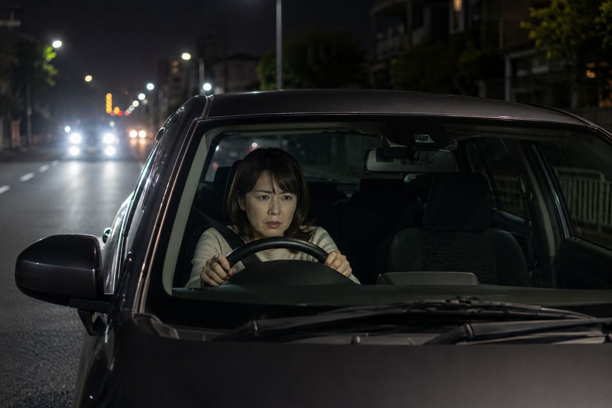 夜道で前方を見ようとしすぎて不安になっている様子
